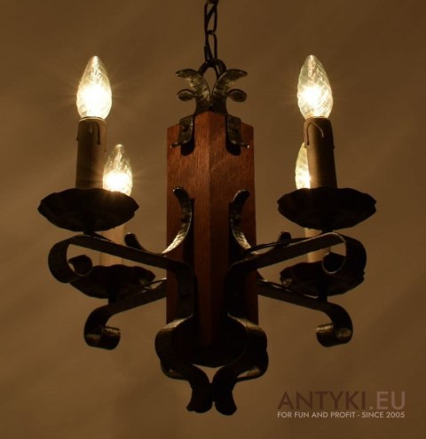 Rustykalna lampa sufitowa góralska do wiejskiej chaty kuty metal i drewno