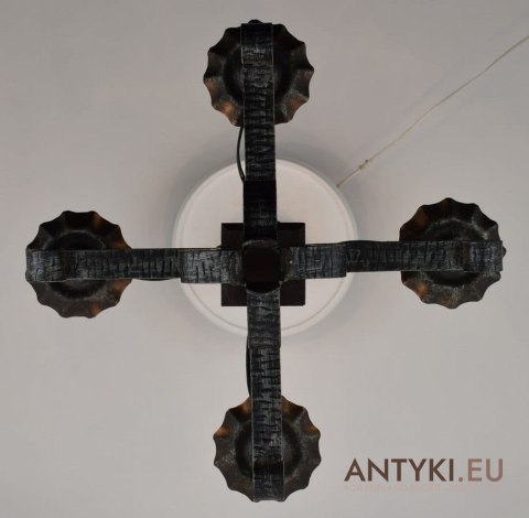 Rustykalna lampa sufitowa góralska do wiejskiej chaty kuty metal i drewno