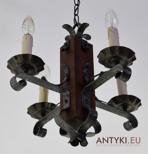 Rustykalna lampa sufitowa góralska do wiejskiej chaty kuty metal i drewno