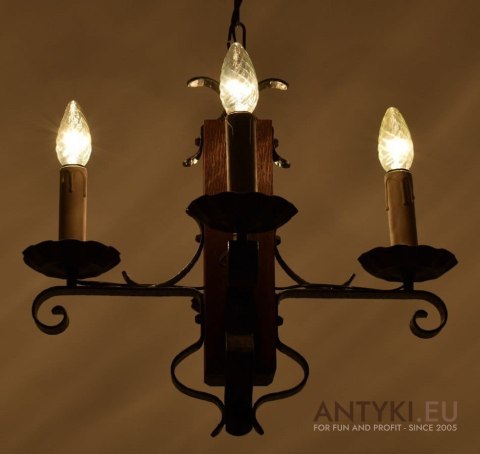 Rustykalna lampa sufitowa góralska do wiejskiej chaty kuty metal i drewno