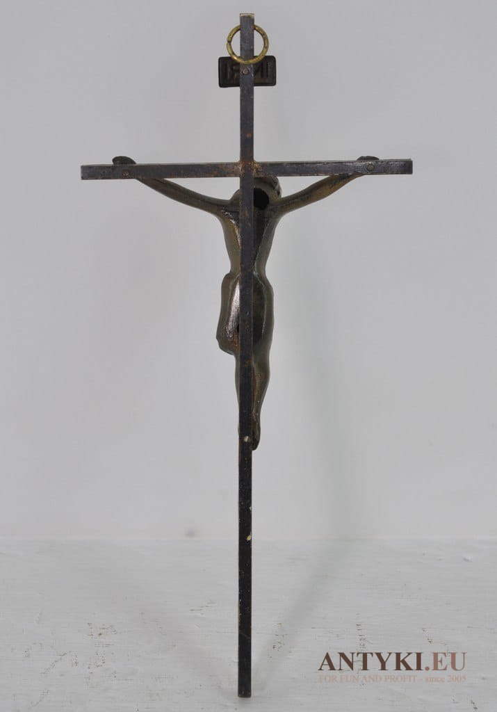 Rustykalny krzyż z Jezusem Chrystusem. Krucyfiks ścienny.