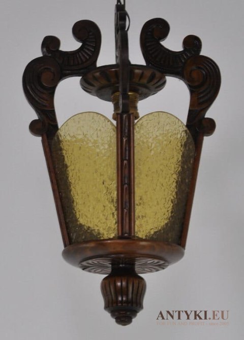 Rzeźbiona lampa eklektyczna z lat 1920. Eklektyzm.
