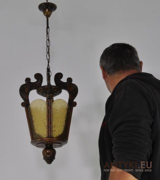 Rzeźbiona lampa eklektyczna z lat 1920. Eklektyzm.