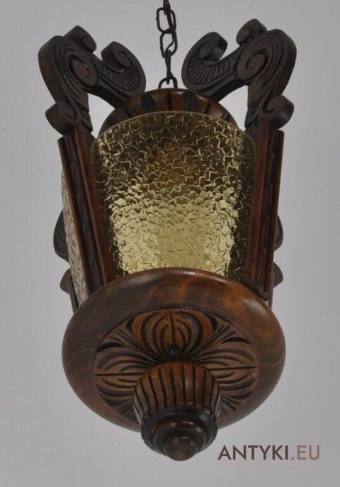 Rzeźbiona lampa eklektyczna z lat 1920. Eklektyzm.