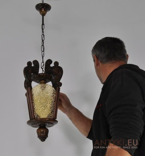 Rzeźbiona lampa eklektyczna z lat 1920. Eklektyzm.