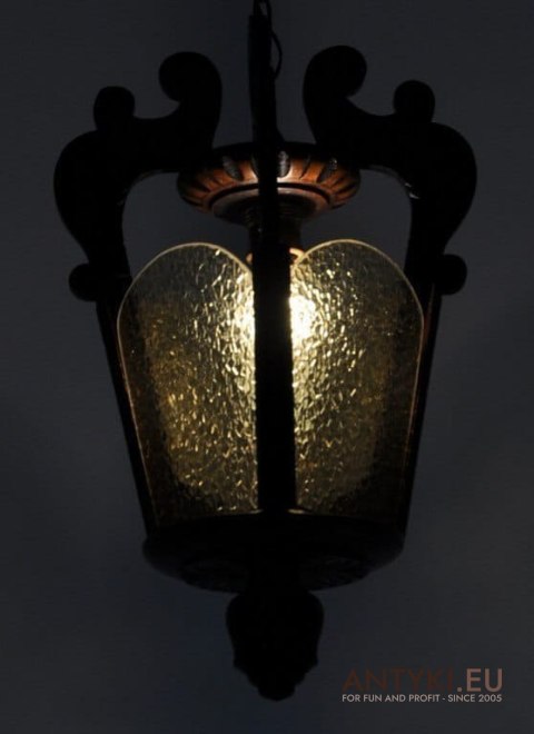 Rzeźbiona lampa eklektyczna z lat 1920. Eklektyzm.