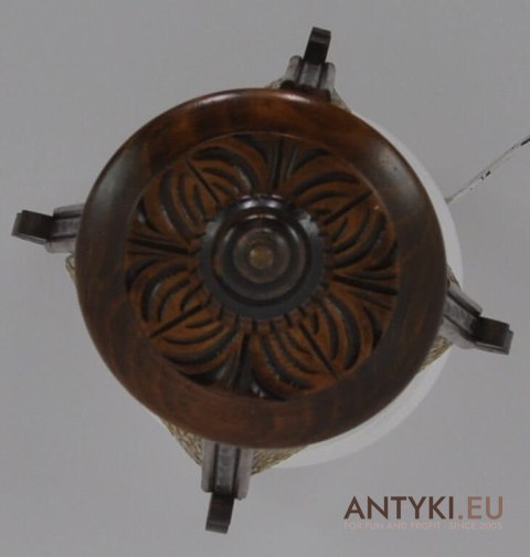 Rzeźbiona lampa eklektyczna z lat 1920. Eklektyzm.