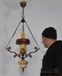 Stara rustykalna lampa w stylu naftowej z ceramiką