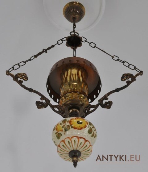 Stara rustykalna lampa w stylu naftowej z ceramiką