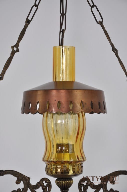 Stara rustykalna lampa w stylu naftowej z ceramiką