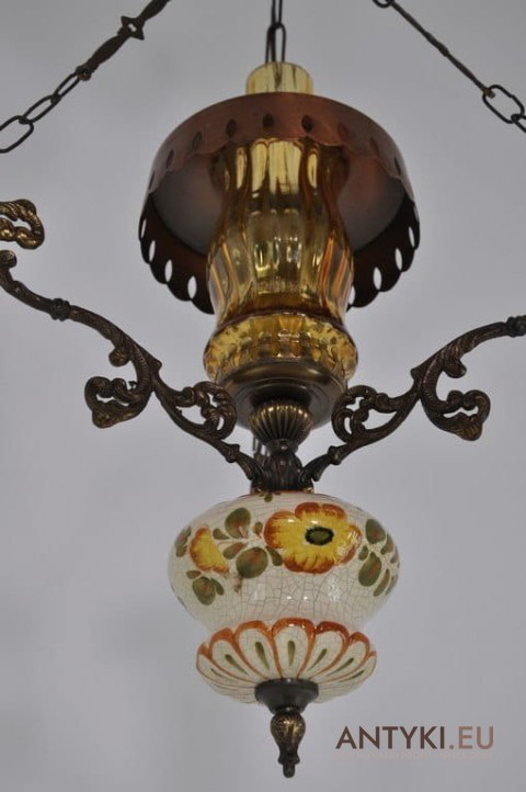 Stara rustykalna lampa w stylu naftowej z ceramiką