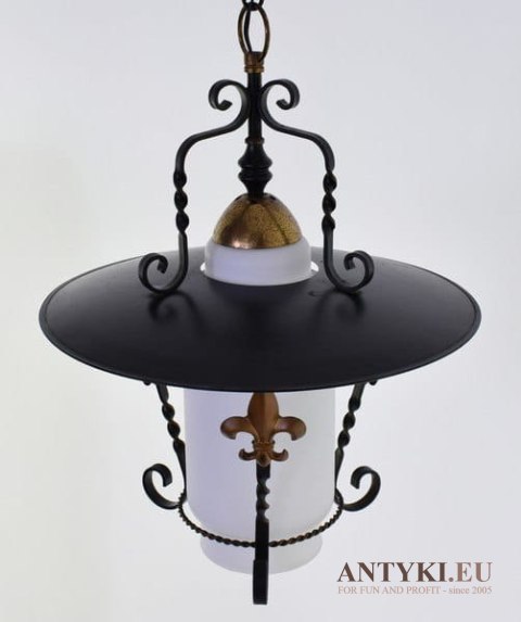 Stara lampa sufitowa z okrągłym talerzem. Rasowa rustykalna lampa wisząca.