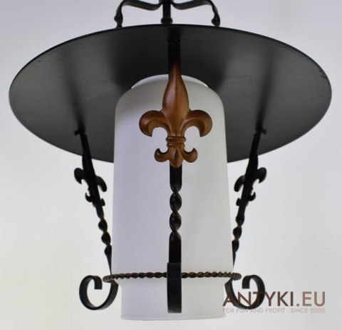 Stara lampa sufitowa z okrągłym talerzem. Rasowa rustykalna lampa wisząca.