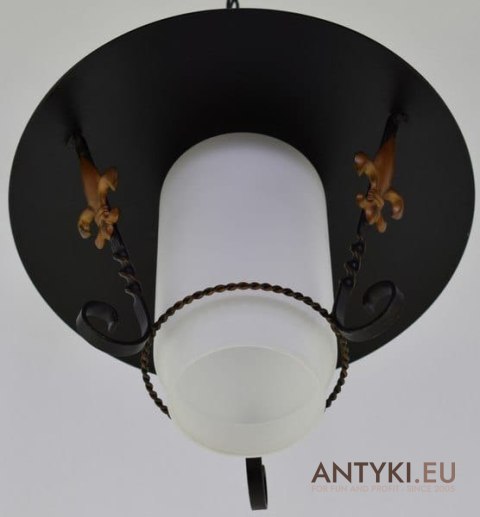 Stara lampa sufitowa z okrągłym talerzem. Rasowa rustykalna lampa wisząca.