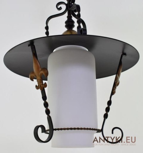 Stara lampa sufitowa z okrągłym talerzem. Rasowa rustykalna lampa wisząca.