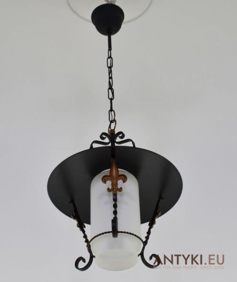 Stara lampa sufitowa z okrągłym talerzem. Rasowa rustykalna lampa wisząca.