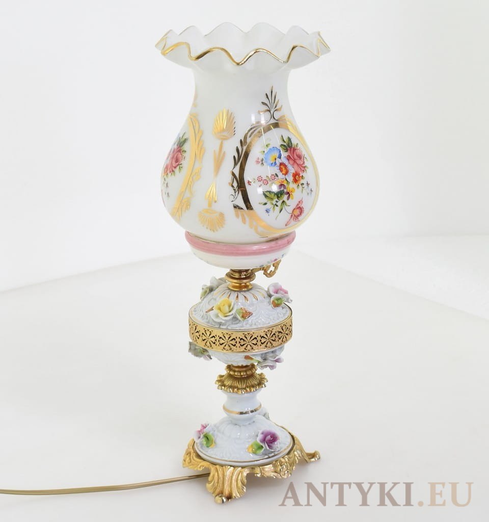 Antyczne lampy porcelanowe na stolik: Delikatna elegancja i ponadczasowy urok