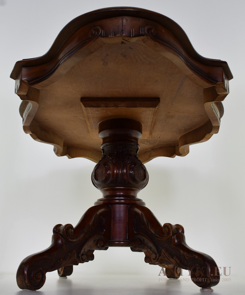 Barokowy Drewniany Stolik z Intarsjami - Perła wśród Antyków