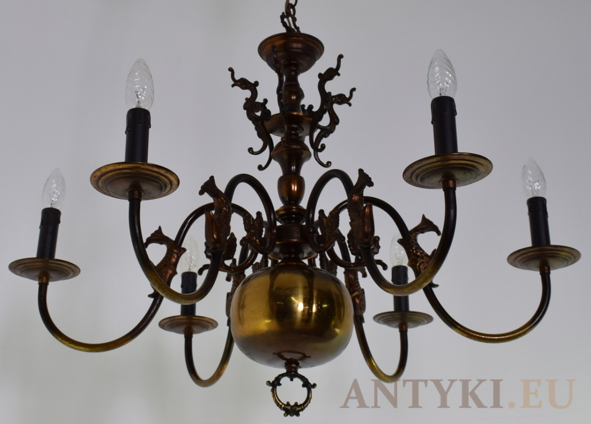 Salonowe lampy i żyrandole w klimacie vintage: Odkryj Czar Minionej Epoki w Twoim Salonie