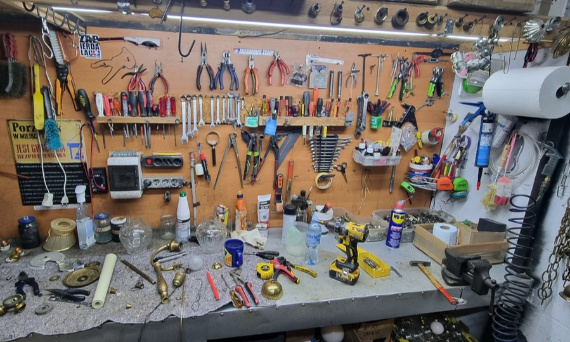 Sklep z antykami i renowacja antyków wymaga znajomości ślusarstwa i elektryki