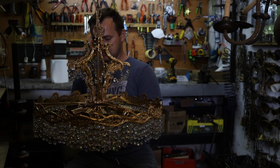 Renowacja antycznego żyrandola? Zajrzyj za kulisy pracowni!