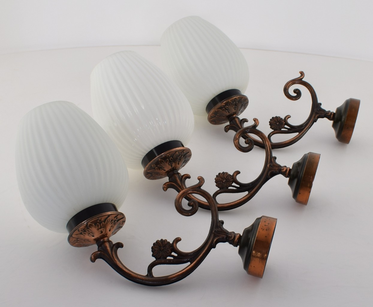 Miedziane Lampy: Rzadkie Antyki Rustykalnego Oświetlenia