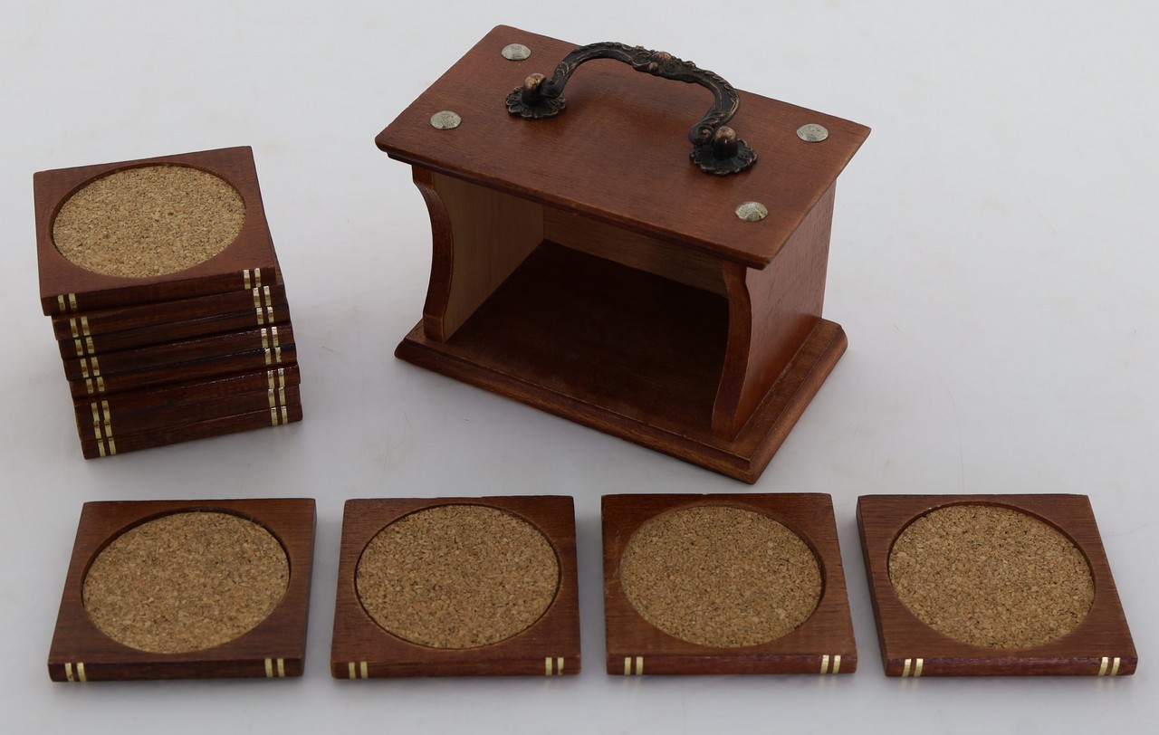 Drewniane podstawki vintage z korkiem – stylowa ochrona dla Twojego stołu