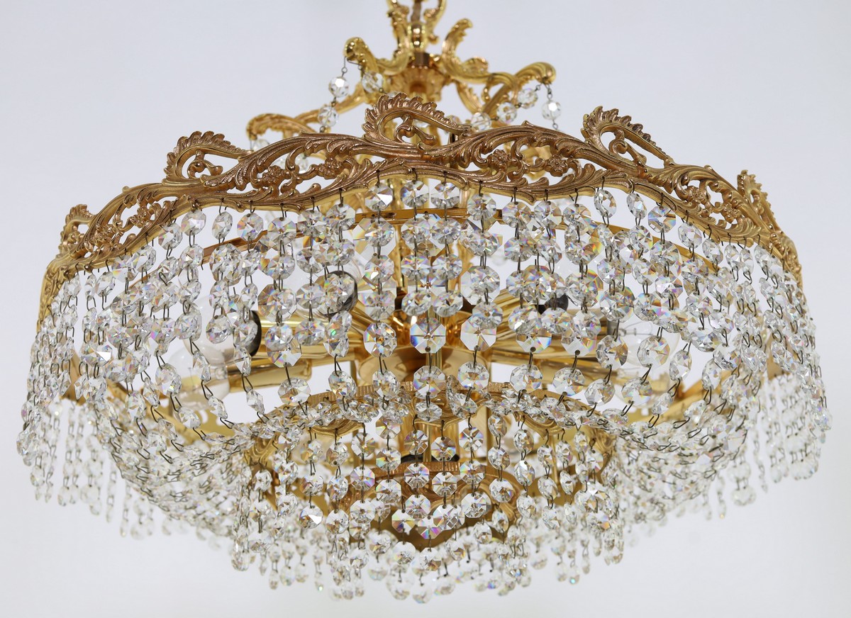 Żyrandol ma nie tylko świecić, ale przyciągać wzrok – dlaczego warto wybrać antyczny model z duszą?