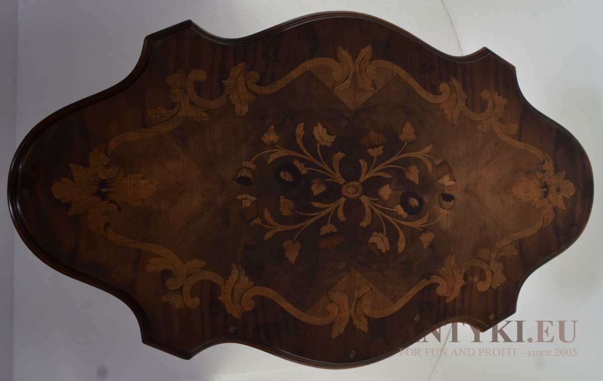 barokowy stolik z intarsjami