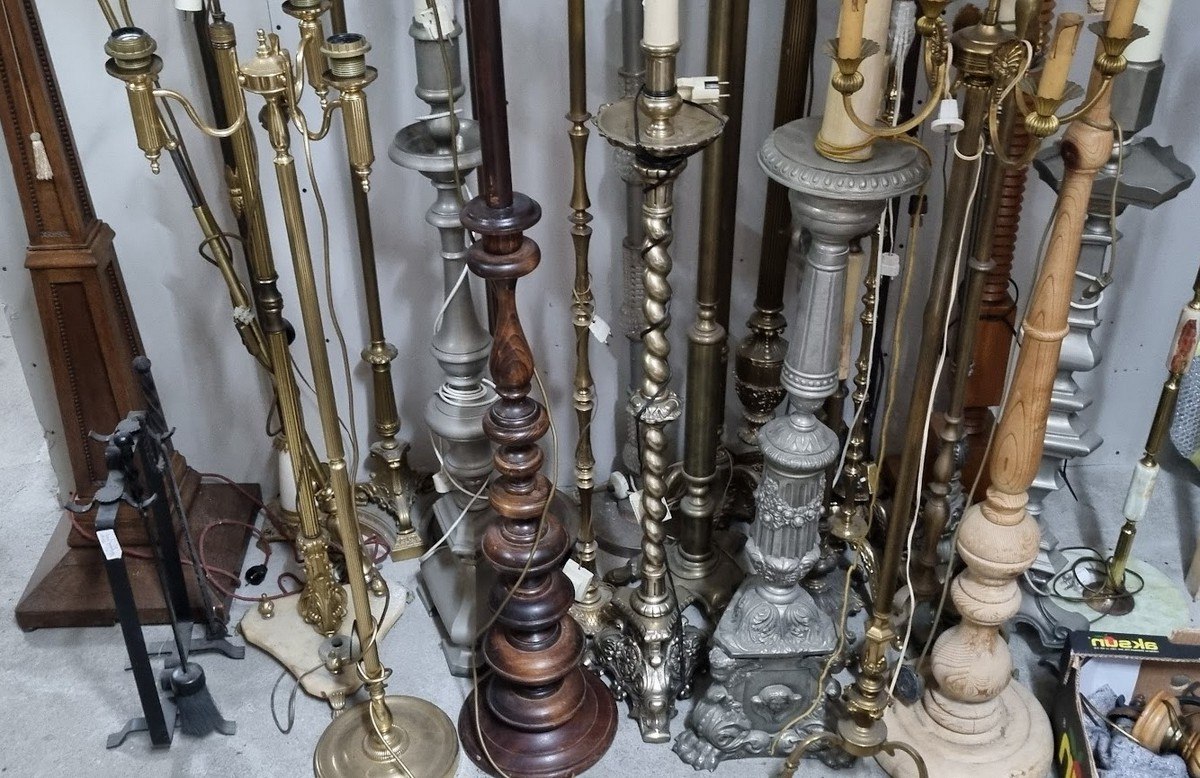 antyczne lampy stojące na podłodze