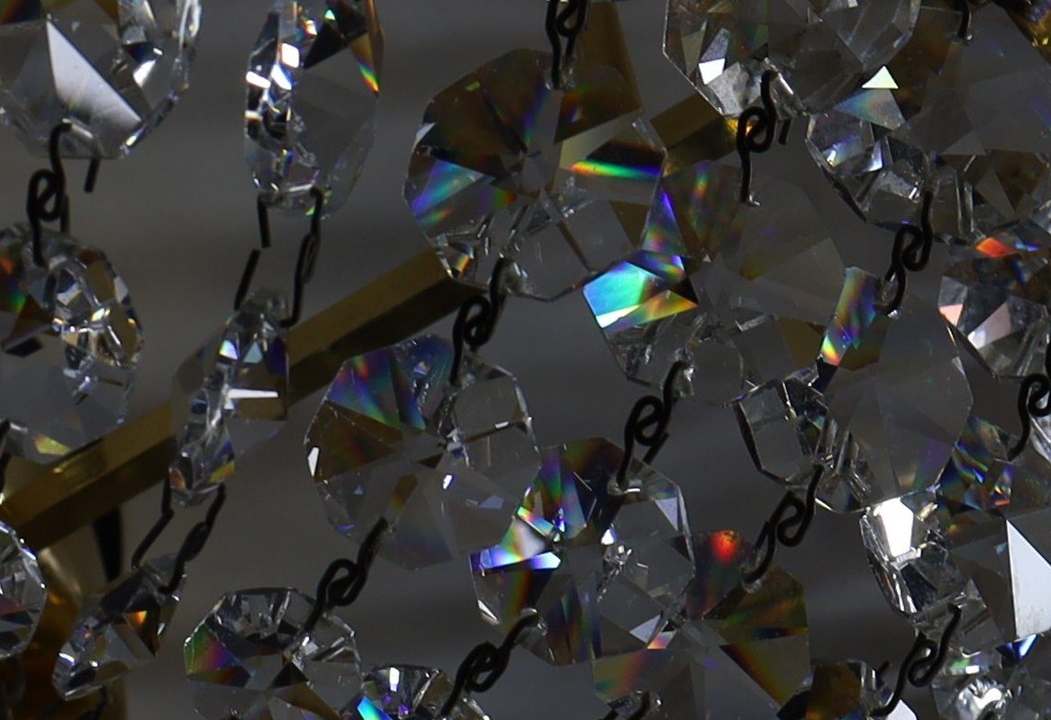 błyszczące kryształy w lampach