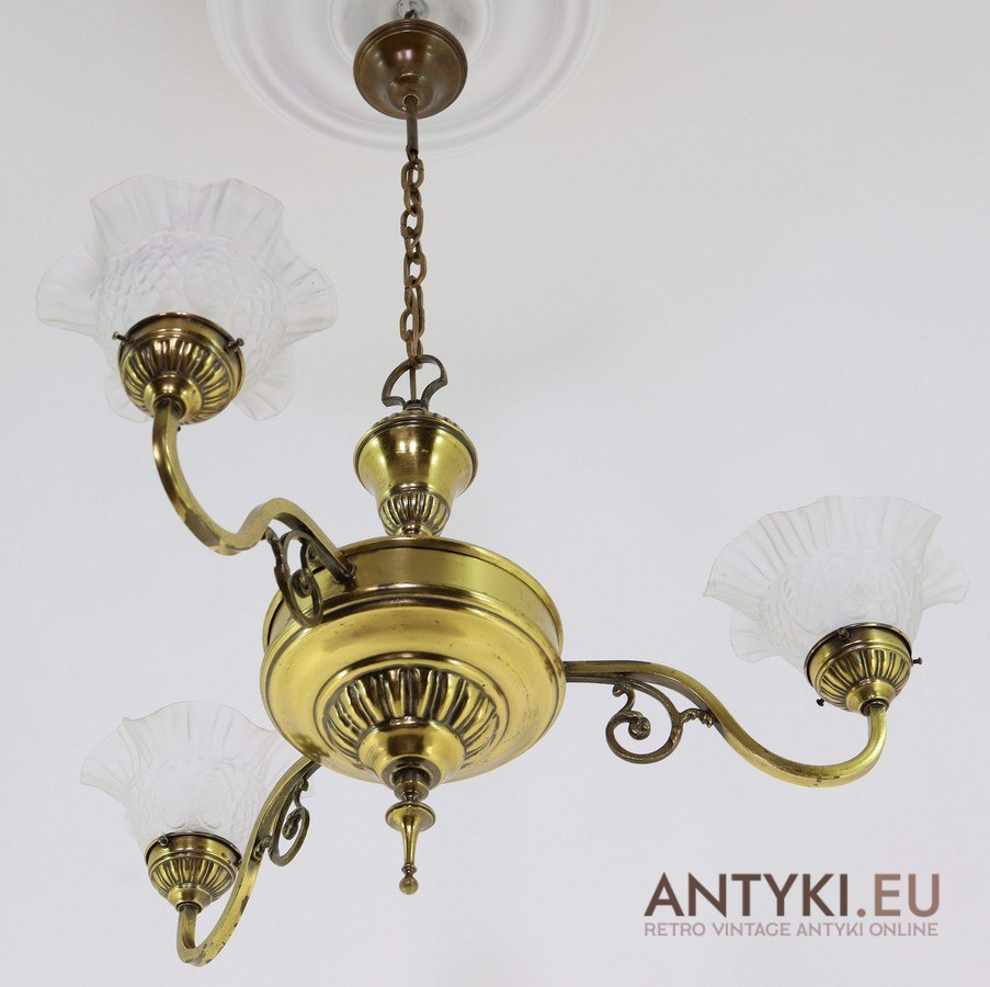 mosiężny żyrandol z trzema ramionami i kloszami z mlecznego szkła w stylu art deco