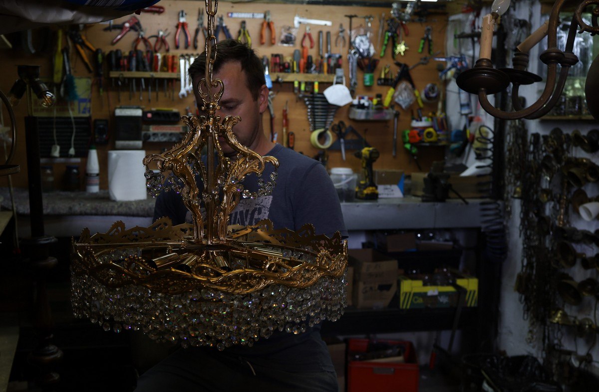 antyczne żyrandole i renowacja