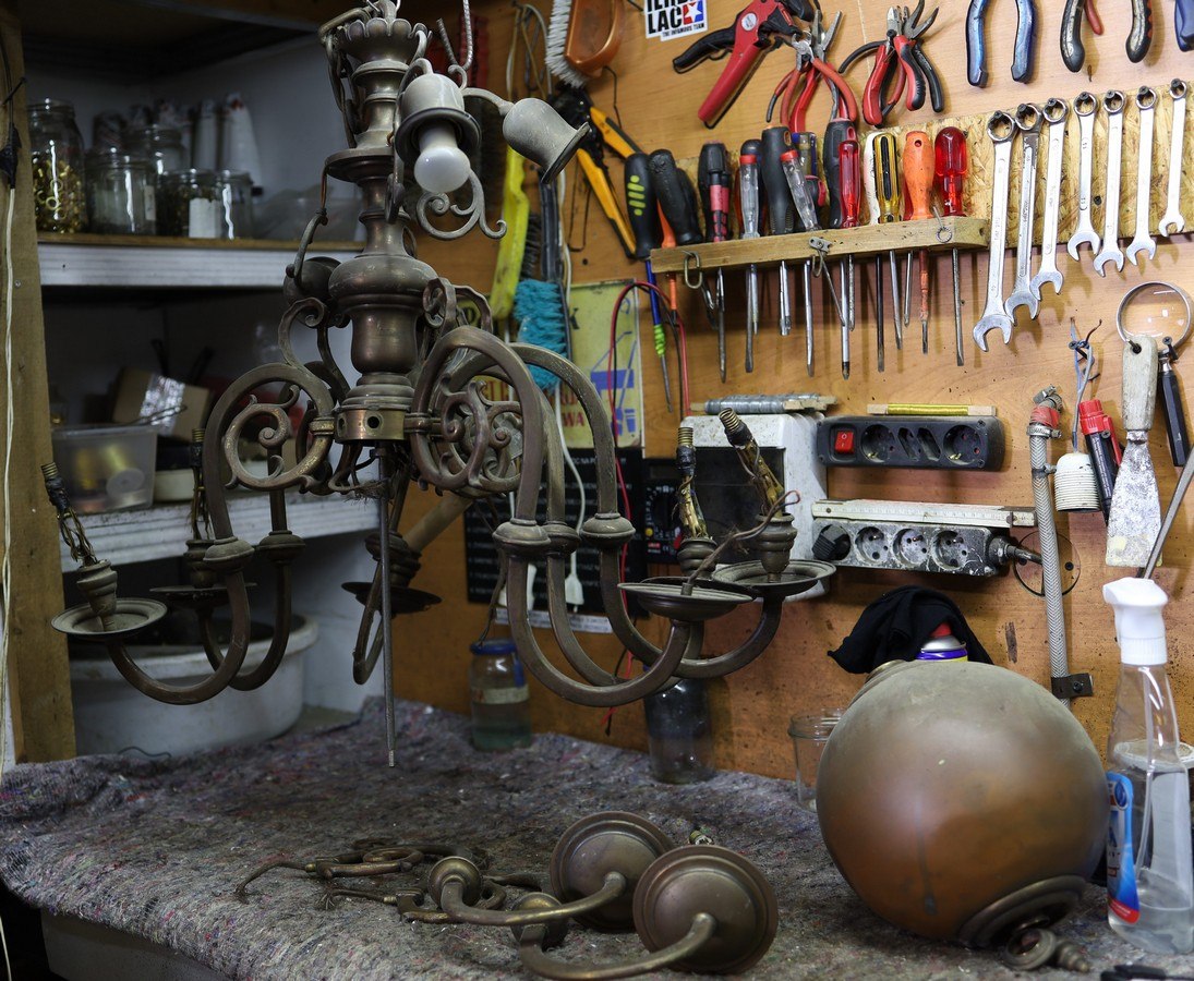 antyczne żyrandole z kościoła