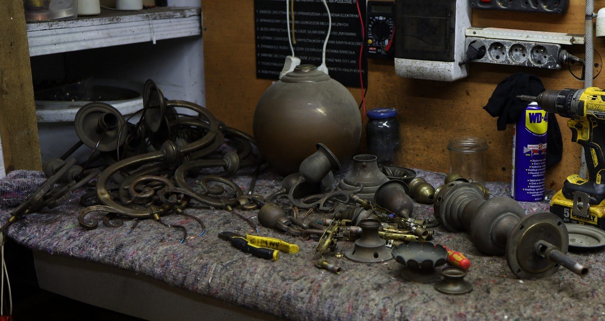 antyczne oświetlenie do kościoła