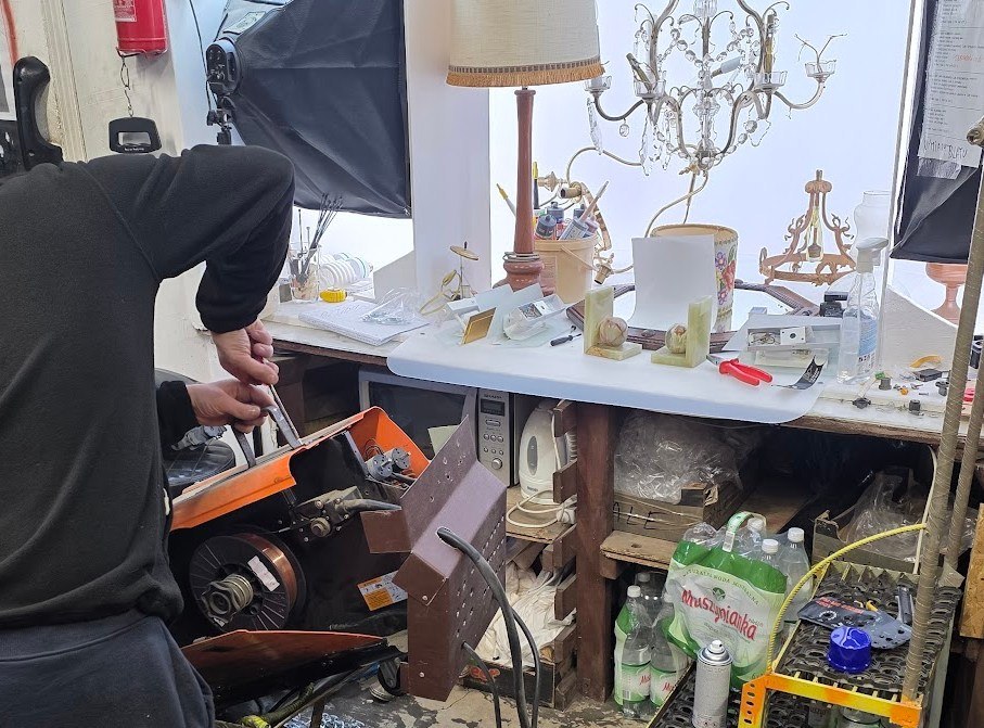 naprawa urządzenia w warsztacie antyczne vintage narzędzia i praca przy sprzęcie z epoki